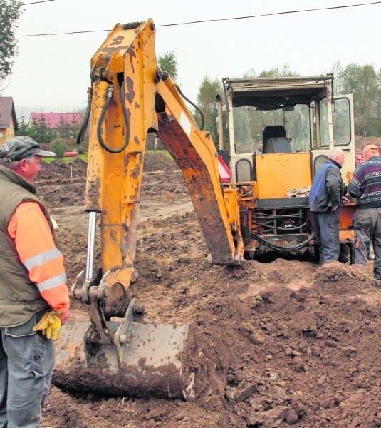 Zamiast budować jezdnię, gorączkowo odwadnia się teren