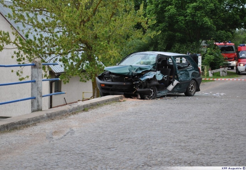 Wypadek w miejscowości Dębowo. Pijana 21-latka uderzyła w bariery ochronne [zdjęcia]
