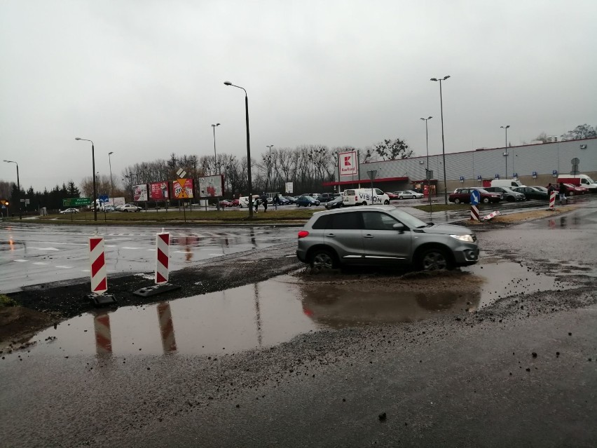 Dalsza przebudowa ul. Popiełuszki spowoduje komunikacyjny paraliż. Chcą budować dwa ronda naraz [FOTO]