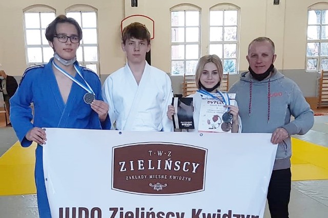 Kwidzyńscy judocy, od lewej: Hubert Olszowiec, Patryk Polech i Klaudia Kaczor z trenerem Tomaszem Wiśniewskim