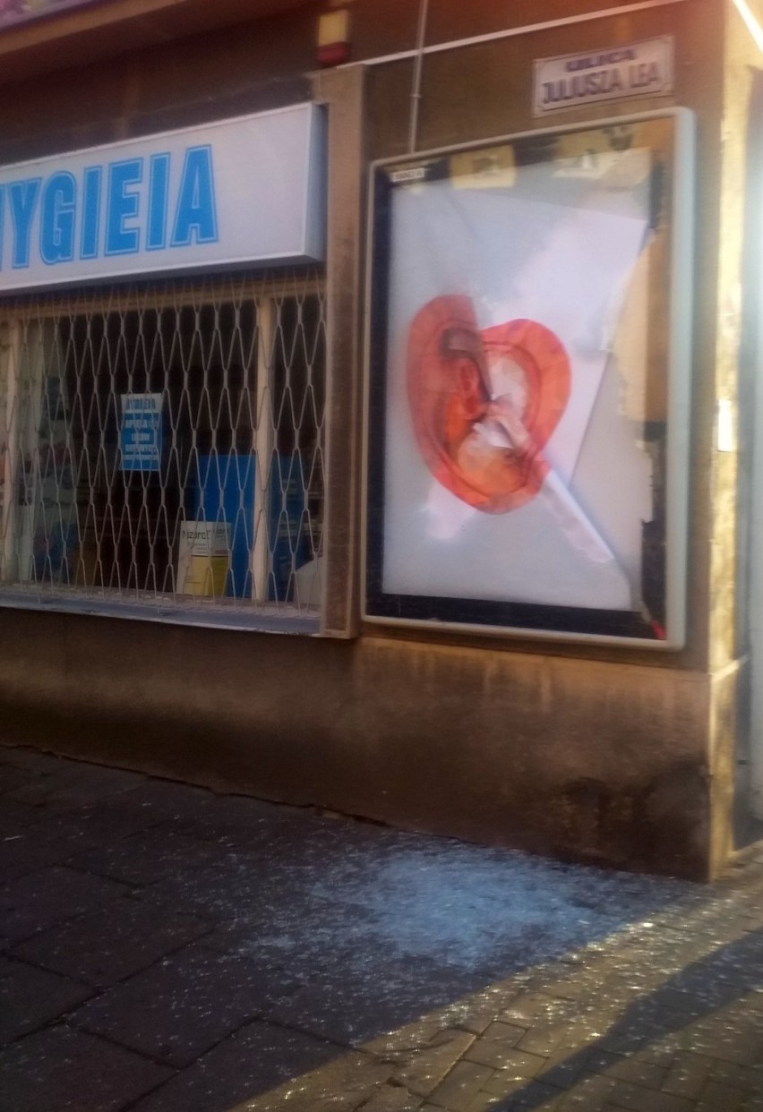 Kraków. Były napisy na kościołach, teraz niszczone są plakaty pro-life