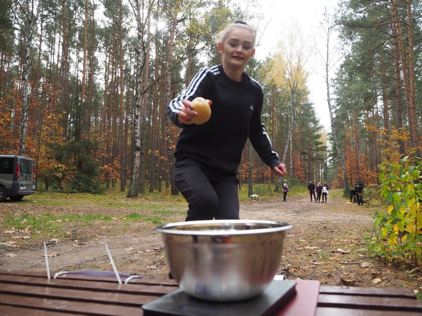 Powiat radomszczański. Młodzież wzięła udział w „Międzyszkolnym rajdzie pieczonego ziemniaka”. ZDJĘCIA