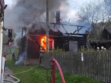 W Ponikwi spalił się drewniany dom, w Łączanach garaż [ZDJĘCIA] [AKTUALIZACJA]