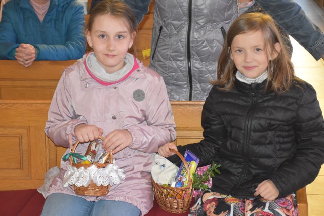 Święconka 2022 w Pleszewie. Święcenie pokarmów w kościele Matki Boskiej Częstochowskiej w Pleszewie