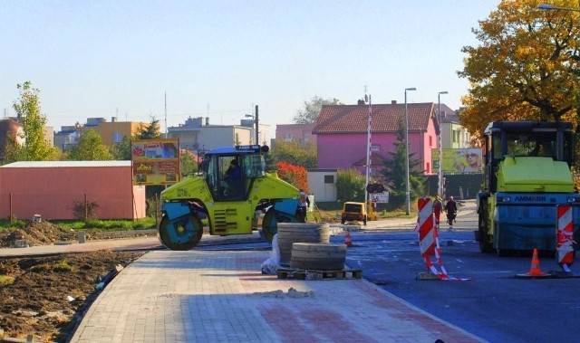 Na ul. Lubańskiej trwa układanie asfaltu