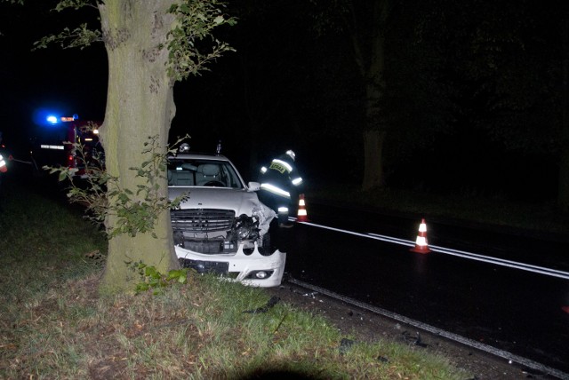 Mercedes zatrzymał się na drzewie