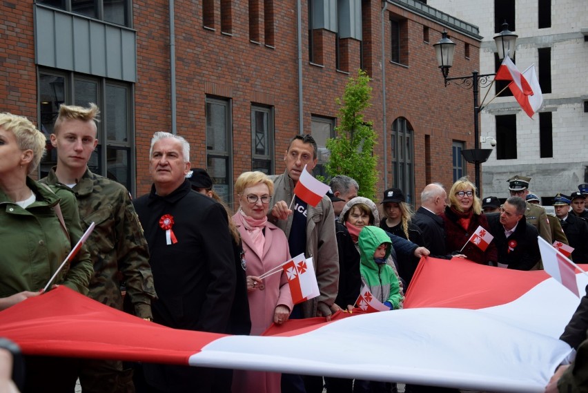 Brama Targowa w narodowych barwach. Święto Flagi w Elblągu [zdjęcia]