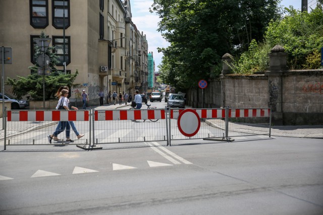 Trwa wycinka drzew na nasypie kolejowym między ul. Kopernika a ul. Miodową