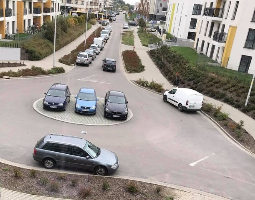 Mistrzowie parkowania z Wrocławia. Nie naśladujcie ich (ZDJĘCIA)