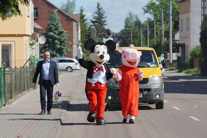 Mobilny Dzień Dziecka w gminie Przechlewo. Myszka Miki, Świnka Peppa i Batman odwiedzili dzieci   (część 1)