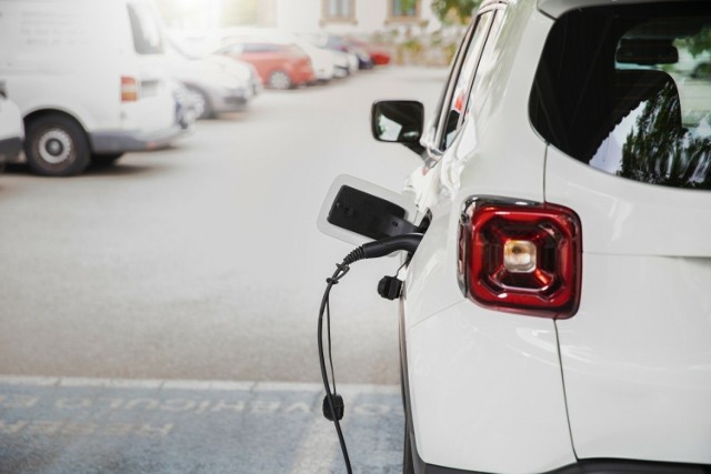 Rynek motoryzacyjny ewoluuje i kierowcy zadają sobie pytanie - czy auta elektryczne i hybrydowe nadają się do holowania przyczep? Eksperci marki Steinhof wyjaśniają wątpliwości w tym względzie.