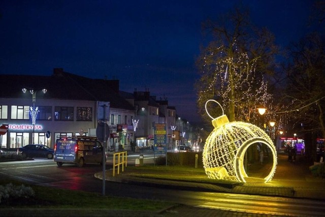 Iluminacje świąteczne w ubiegłych latach zachwycały. Wielu mieszkańców robiło sobie przy nich zdjęcia. Na kolejnych slajdach przypominamy, jak Pińczów był udekorowany w grudniu, w 2019 roku.