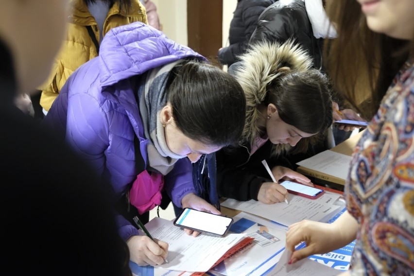 Ukrainki i Polacy na targach pracy w CKU w Toruniu. Jakie oferty czekały?