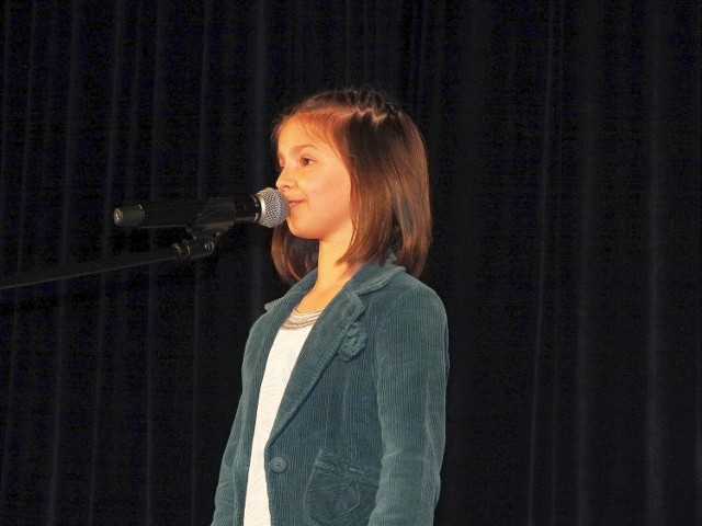 W pierwszej kategorii wiekowej wygrała Wiktoria Szlęzak, śpiewając piosenkę „Naprawię świat”. Więcej z finału na kolejnych zdjęciach.