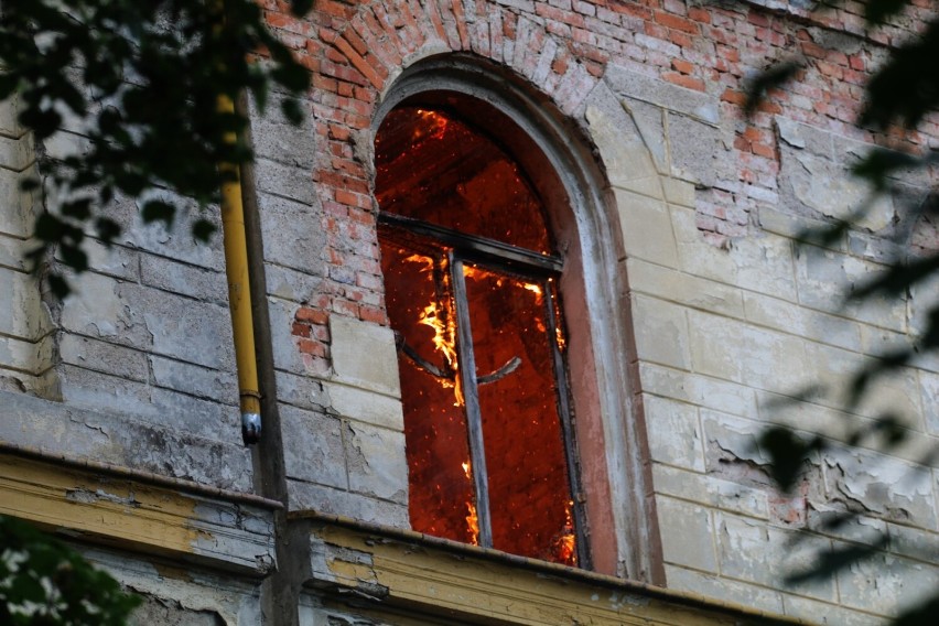 Pożar byłego szpitala sowieckiego przy ulicy Chojnowskiej w Legnicy, zobaczcie zdjęcia