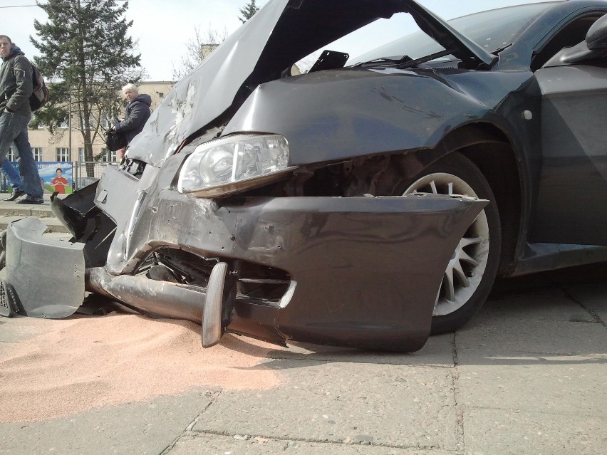 Wypadek na skrzyżowaniu ul. Wileńskiej i Karolewskiej w Łodzi. 2 osoby ranne