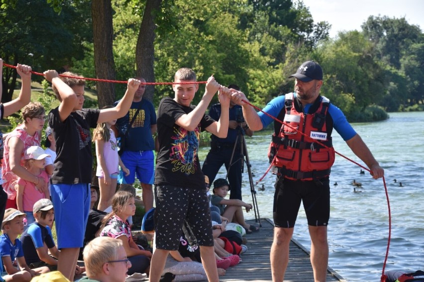 Wągrowiec. Wydarzenie "Razem dla bezpieczeństwa" na plaży nad Jeziorem Durowskim 