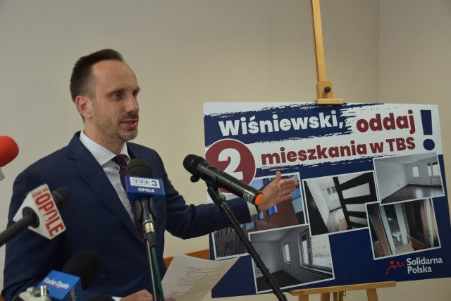 Prezydent Opola wpłacił zaliczkę na mieszkanie przed ustaleniem regulaminu. Poseł Janusz Kowalski uważa, że to dyskredytuje Arkadiusza Wiśniewskiego, który teraz powinien oddać dwa mieszkania, które nabył od miejskiej spółki TBS.