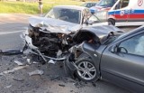 Wypadek w Kielcach na ulicy Ściegiennego w ciągu drogi krajowej 73. Dwa auta rozbite. Duże utrudnienia w ruchu. Zobaczcie zdjęcia