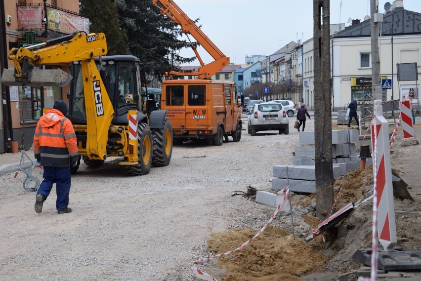 Wzdłuż ul. Rawskiej w Skierniewicach powstają już pierwsze chodniki [ZDJĘCIA]