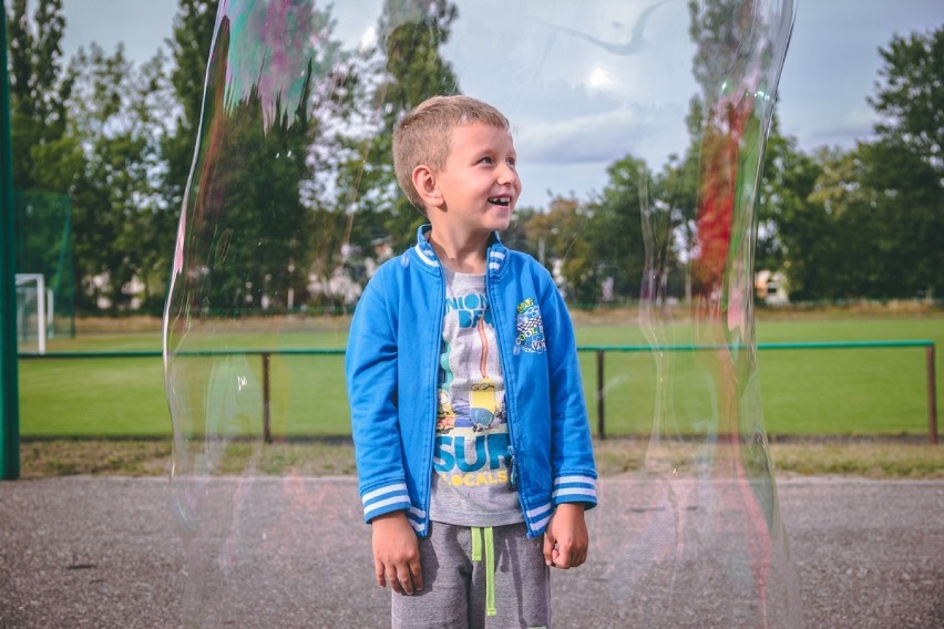 Kolorowe zakończenie wakacji w Ryczywole z bańkami mydlanymi