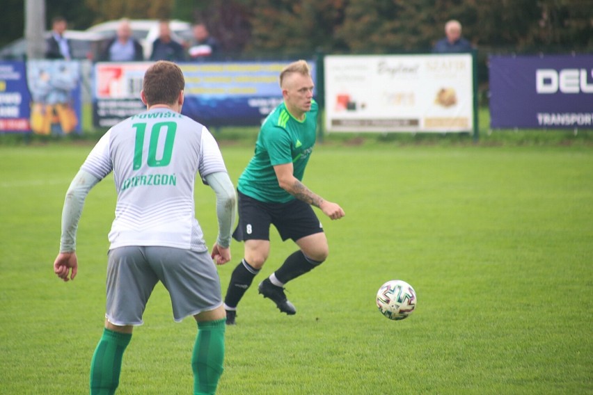 Wiślacy (zielone stroje) przegrali z Powiślem Dzierzgoń 0:3...