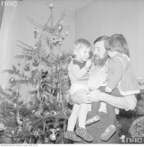 Święta Bożego Narodzenia na starych zdjęciach. Choinki, ozdoby i prezenty