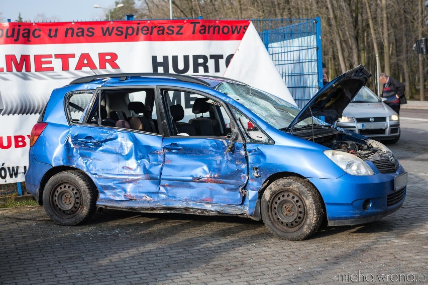 Tarnów. Wypadek na ul. Czerwonych Klonów. Zderzenie auta z ciężarówką [ZDJĘCIA]