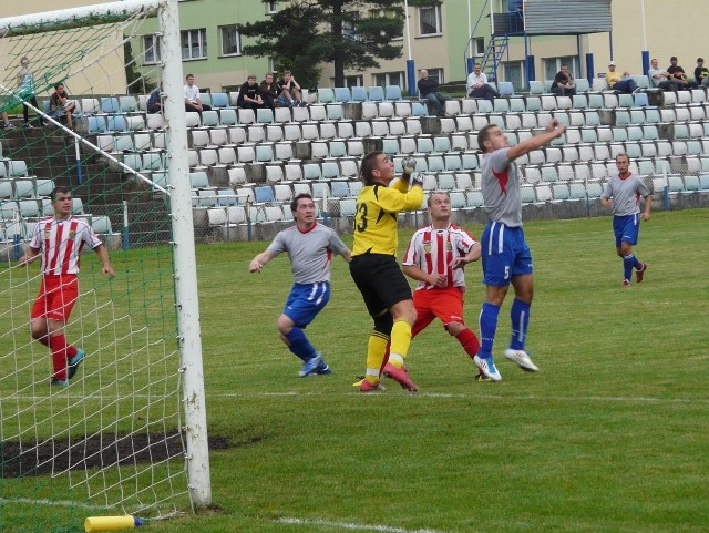 O piłkę walczy Rafał Bałecki (szara koszulka) z LUKS Gomunice, obok czai się Radosław Kowalczyk