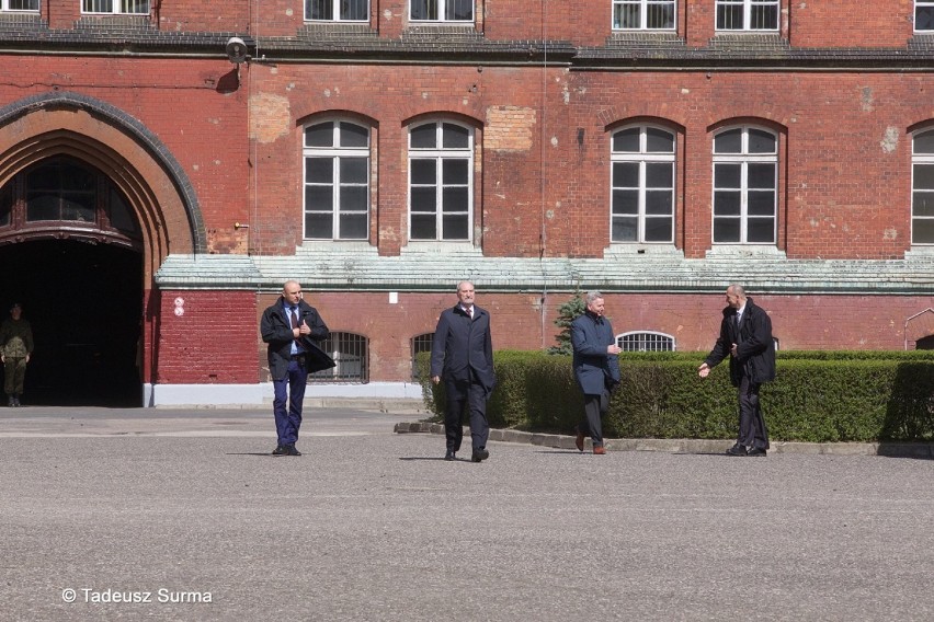 Minister obrony narodowej Antoni Macierewicz w czerwonych koszarach