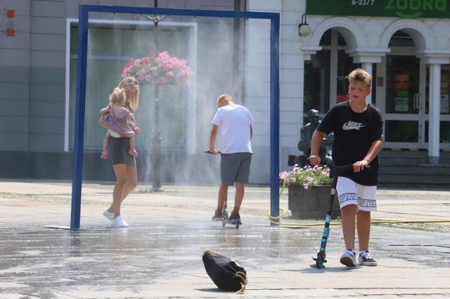 Upały dają się we znaki mieszkańcom Radomia. Wodociągi Miejskie ustawiły w centrum miasta tzw. kurtyny wodne.  Znajdują się one na placu Corazziego, placu Jagiellońskim i Placu Konstytucji. Pomagają one mieszkańcom walczyć z upałem. Chłodzą spacerowiczów.