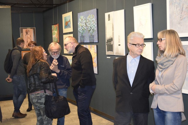 Wernisaż wystawy Zimowy Salon Sprzedaży odbył się w BWA w piątek, 1 grudnia. W galerii Centrum Kultury i Sztuki i w holu Miejskiej Biblioteki Publicznej zawisły prace bez mała 30 autorów ze Skierniewic i okolicy.
