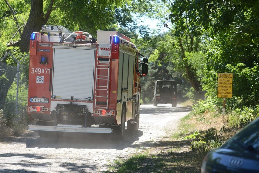 Pożar wybuchł przed południem na poligonie na Podgórzu. Na...