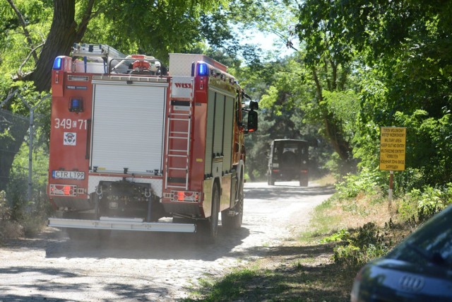 Pożar wybuchł przed południem na poligonie na Podgórzu. Na początku z ogniem próbowała walczyć Wojskowa Straż Pożarna, ale to nie wystarczyło.