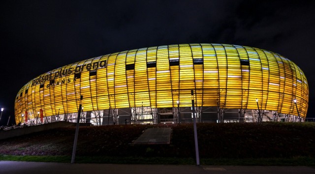 Montaż logotypu na stadionie Polsat Plus Arena Gdańsk zakończony z jednej strony. Jak wygląda? Zobaczcie niezwykłe zdjęcia!