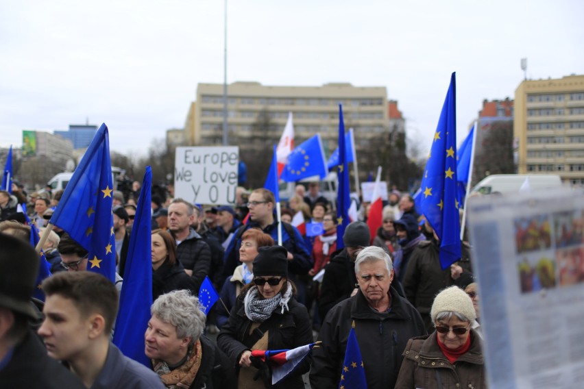 Marsz "Kocham Cię, Europo". Manifestacja poparcia dla Unii...