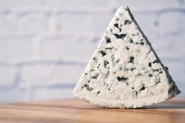 Gorgonzola to jeden z najpopularniejszych włoskich serów. Producent dostarczający te sery na rynek europejski poinformował o zanieczyszczeniu partii bakterią listerii.