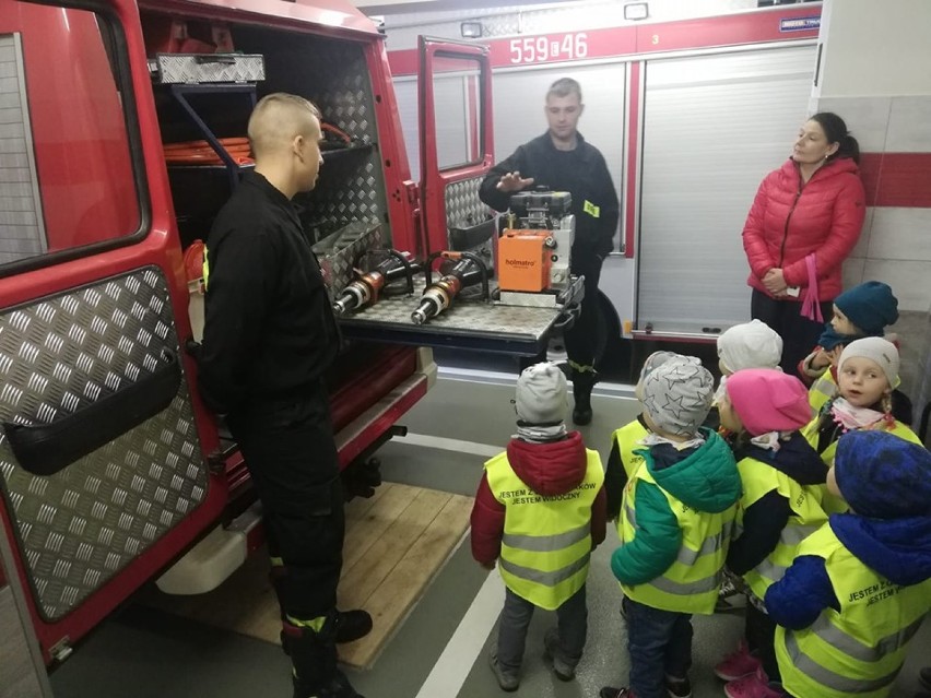 Przedszkolaki z Osjakowa poznawały tajniki pracy strażaka ochotnika[ZDJĘCIA]