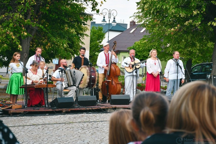 Koncert Kapeli Drewutnia na rynku w Nowym Żmigrodzie