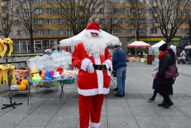 Kiermasz Mikołajkowy połączony z Mikołajkami odbędzie się w niedzielę, 4 grudnia na Rynku Starego Miasta. Do świątecznych  stoisk zaprosi ponad 40 wystawców . Będzie także Mikołaj.