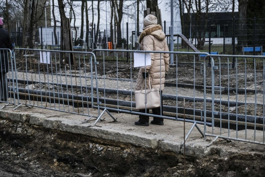 Po tragedii na przystanku MZK w Toruniu. Ktoś odpowie za śmierć pana Macieja? "Rozkopane miasto to pułapka!" - alarmują Czytelnicy