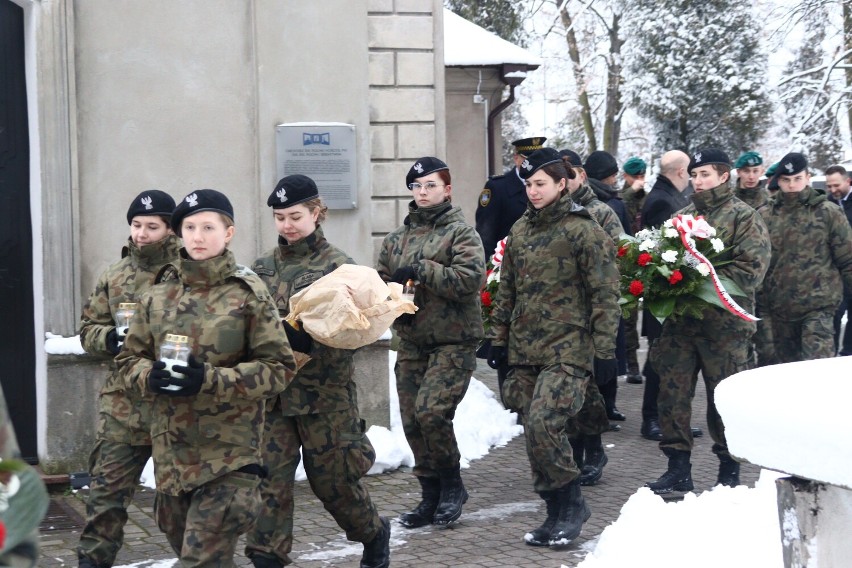 Kolejna rocznica powstania styczniowego w Częstochowie. Przedstawiciele samorządu złożyli kwiaty i zapalili znicze na mogiłach powstańców