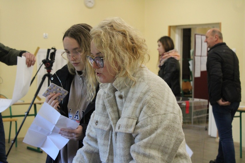Wybory 2023 w Bełchatowie. Mieszkańcy wybierają posłów i senatorów