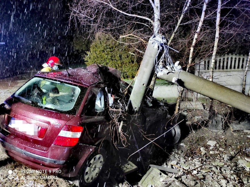 Wypadek w Ptaszkowie. Samochód rozbił się na słupie oświetleniowym