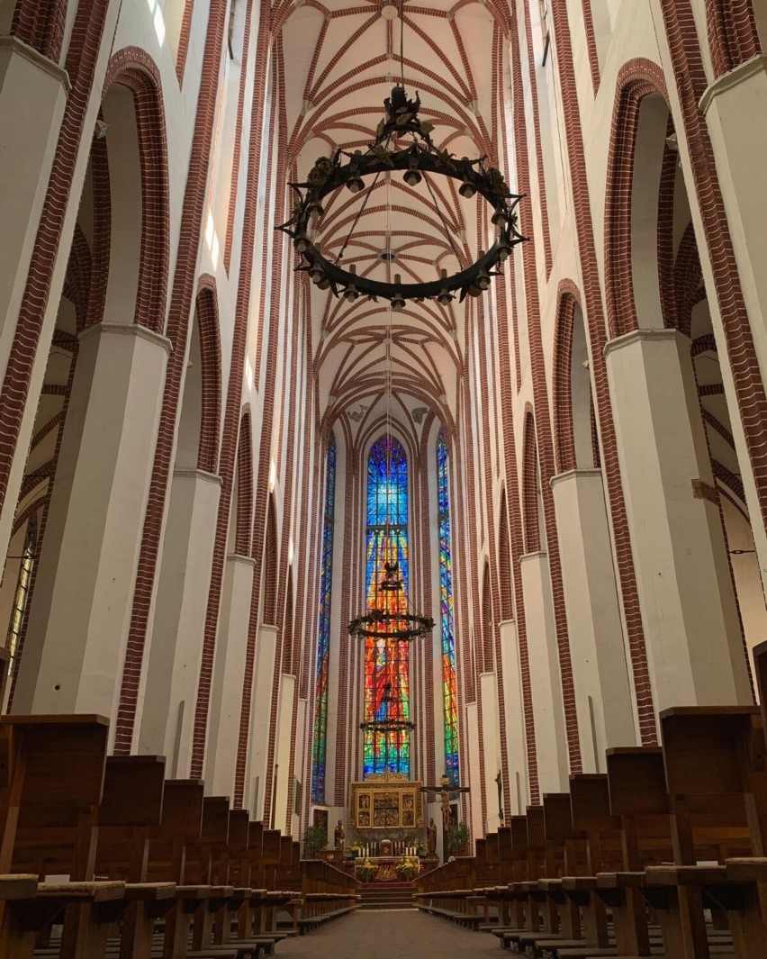 W prezbiterium gotycki tryptyk z 1500 r. Podczas odbudowy w...