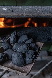 Tym można palić w domowym piecu. Co z węglem brunatnym i miałem węglowym?