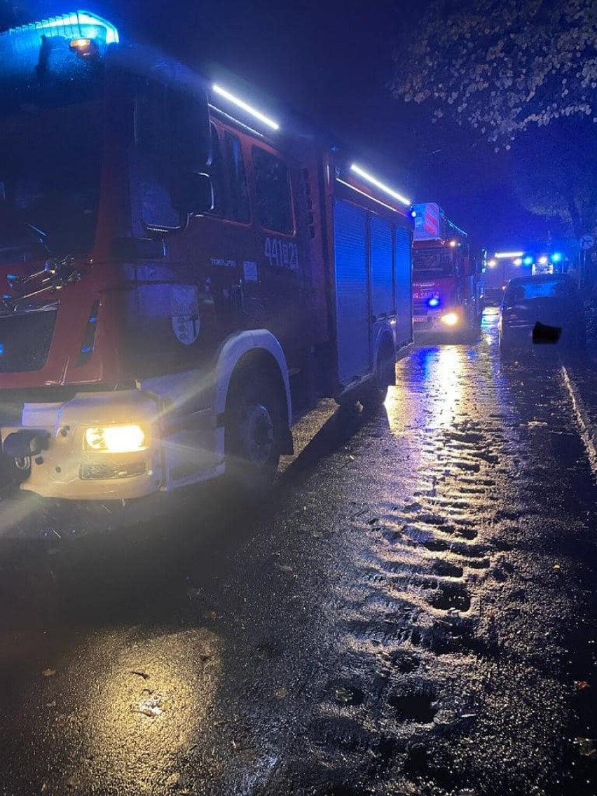 Pożar budynku w Dąbrowie Górniczej. Konieczna była ewakuacja mieszkańców! Dwie osoby zostały poszkodowane