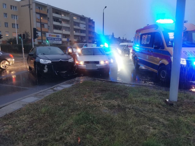 Podczas ulewnego deszczu doszło do zderzenie audi z citroenem na ulicy Kruszyńskiej we Włocławku.