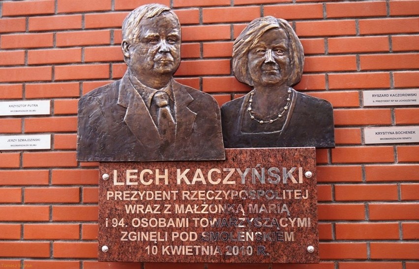 Epitafium Marii i Lecha Kaczyńskich w Toruniu przy kościele...