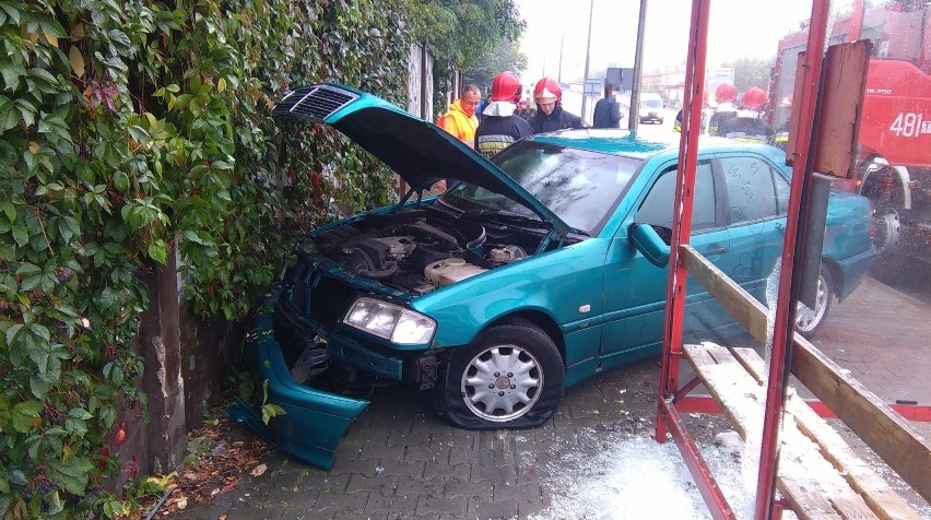 Wypadek w Skarżysku. 18-latek wjechał mercedesem w przystanek! Są ranni